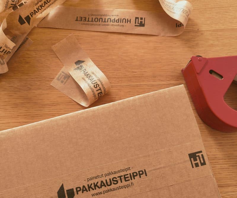 Pakkaus ja painettua teippiä